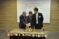Turkey-cutting ceremony by Prof. Chan Wai-yee, Director of School of Biomedical Sciences (left); Prof. Kung Hsiangfu, Chinese Academy of Sciences Academician (middle); Prof. Francis Chan, Dean, Faculty of Medicine (right)